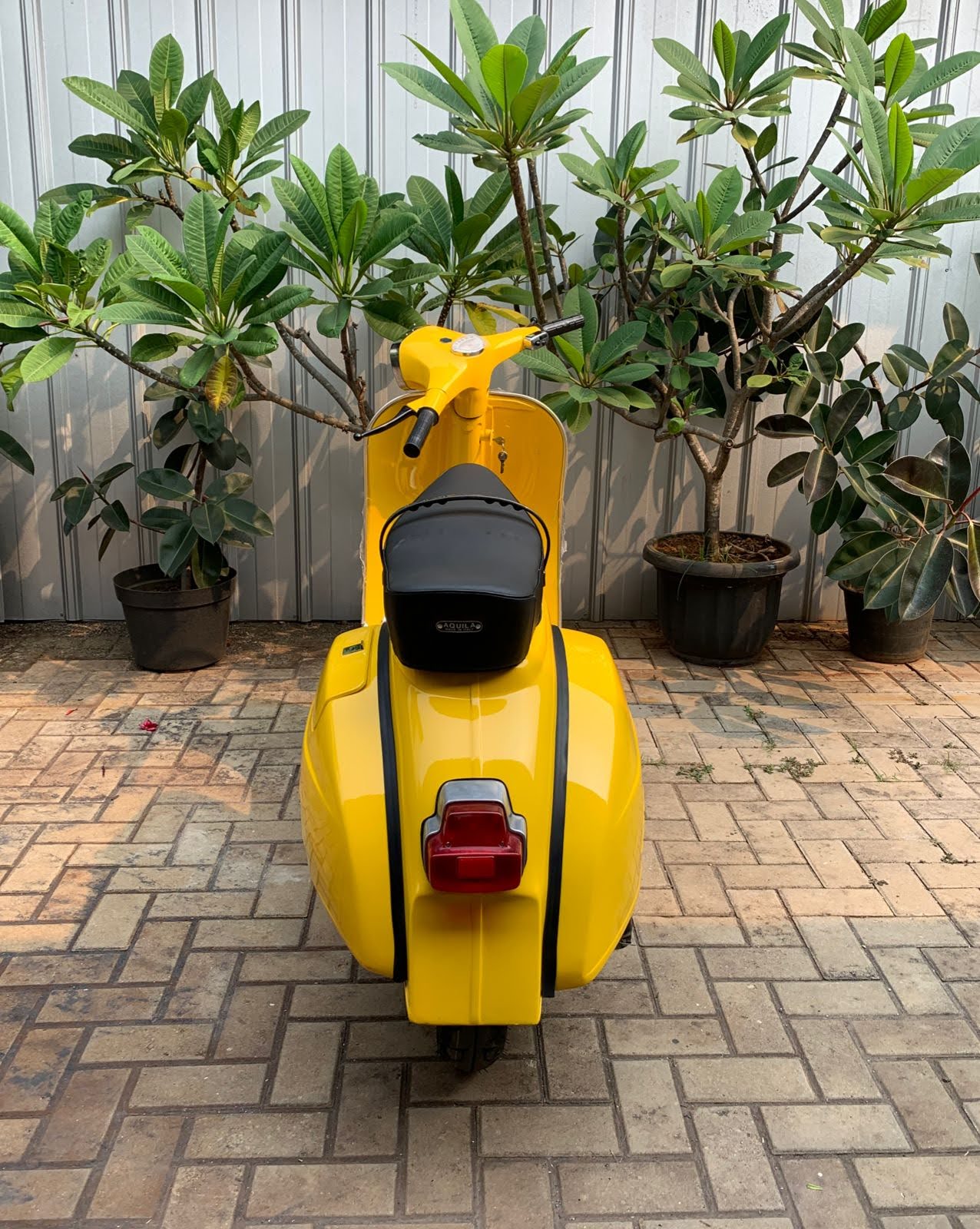 Vespa 150 Super Yellow – seat and paint detail